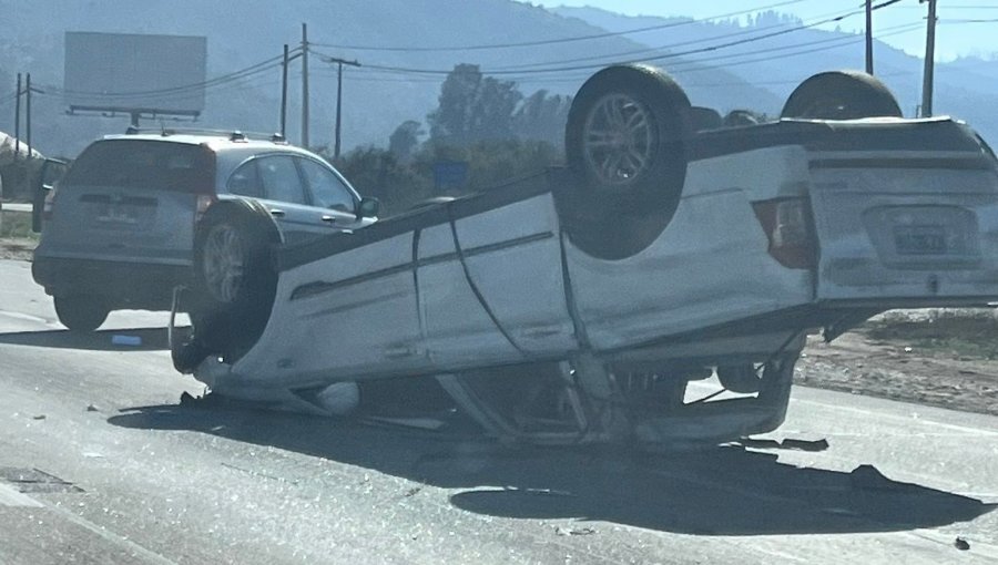 Un lesionado y una camioneta volcada deja violenta colisión en sector Lo Vásquez de la ruta 68