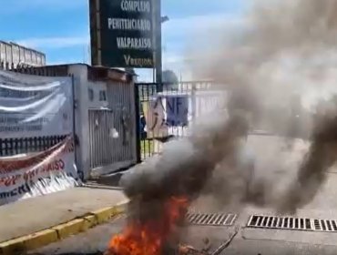 "Estamos desesperados": Gendarmes de la cárcel de Valparaíso encendieron barricadas en protesta tras suicidio de un colega