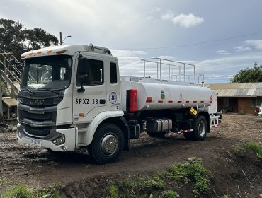 Gobierno Regional se desplegó en Juan Fernández para entregar un camión transportador y una retroexcavadora