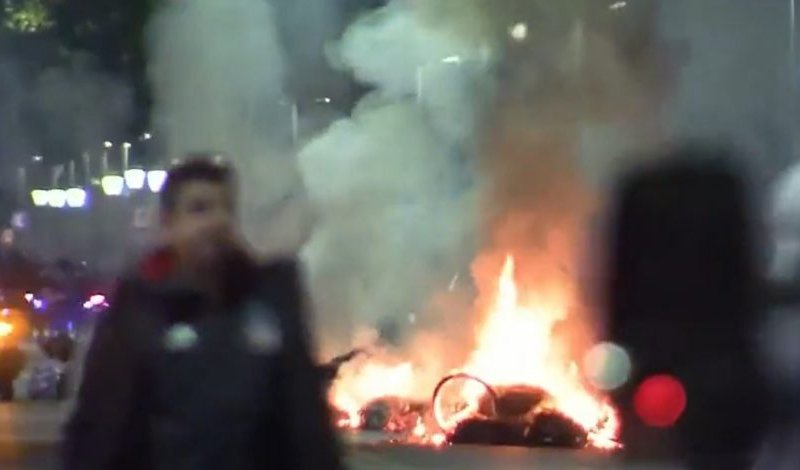 Hinchas de Colo-Colo generan desórdenes en la previa al partido ante Boca Juniors: grupo encendió barricadas en Puerto Madero