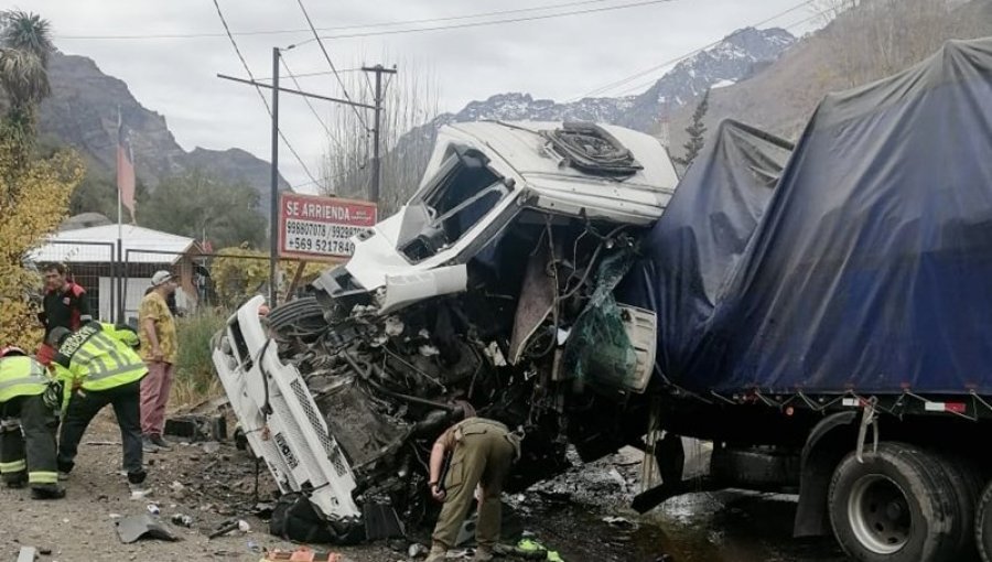 Violenta colisión entre camiones deja a un vehículo de alto tonelaje volcado en sector Río Blanco de Los Andes