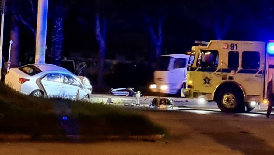 Cuatro lesionados graves dejó violento choque de un auto contra un poste en Valparaíso