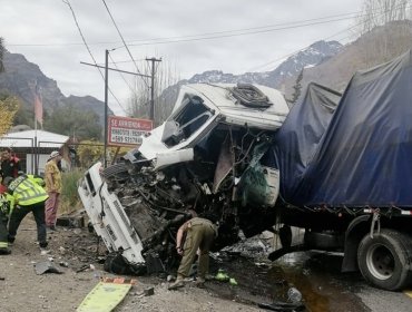 Violenta colisión entre camiones deja a un vehículo de alto tonelaje volcado en sector Río Blanco de Los Andes