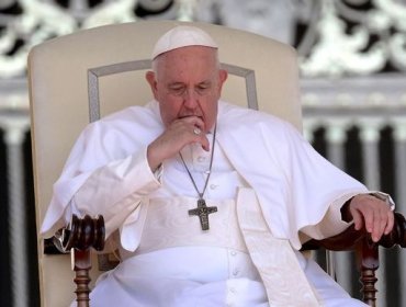 Papa Francisco sale "sin complicaciones" del quirófano tras una operación por una hernia en el estómago