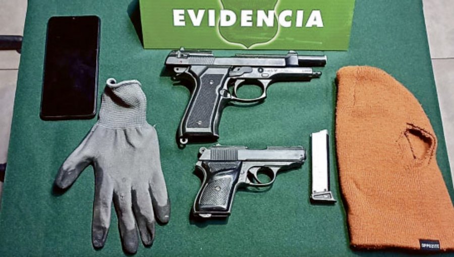 Sorprenden a dos sujetos manipulando armas a fogueo en la vía pública de Valparaíso