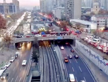 Cortes y desvíos de tránsito por instalación del Consejo Constitucional originan kilométricos tacos en el centro de Santiago