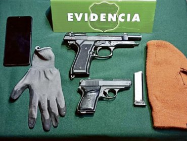 Sorprenden a dos sujetos manipulando armas a fogueo en la vía pública de Valparaíso