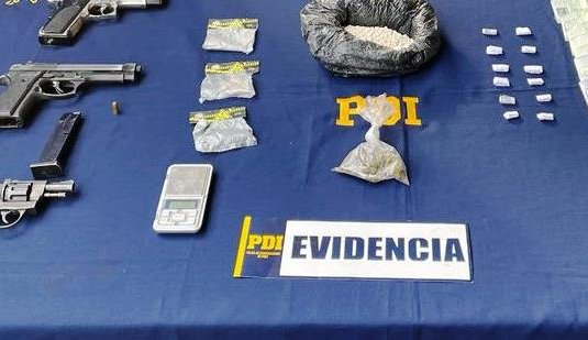 Detienen a sujeto por microtráfico de drogas e infracción a la ley de armas en La Calera