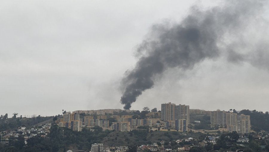 Ocupantes encienden barricadas para evitar desalojo de toma donde se construirá centro de salud en la parte alta de Viña del Mar