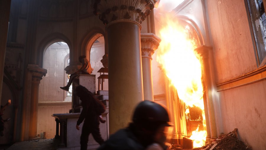 Detienen a imputado por quemar Iglesia de Carabineros en Santiago durante el estallido social: se mantenía prófugo