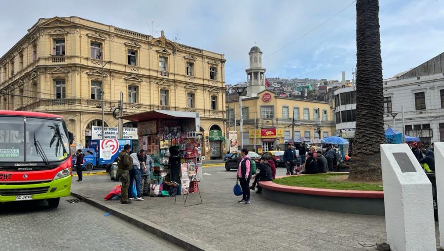 Detectan transacción de drogas en kiosco de la plaza Echaurren de Valparaíso usado como fachada: tres personas fueron detenidas