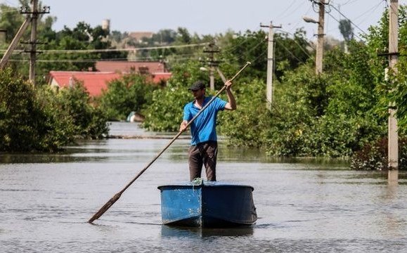 La grave amenaza de las minas terrestres dispersadas por el agua en Ucrania tras la rotura de la represa