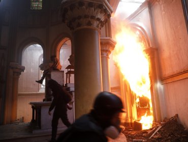Detienen a imputado por quemar Iglesia de Carabineros en Santiago durante el estallido social: se mantenía prófugo