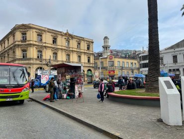 Detectan transacción de drogas en kiosco de la plaza Echaurren de Valparaíso usado como fachada: tres personas fueron detenidas