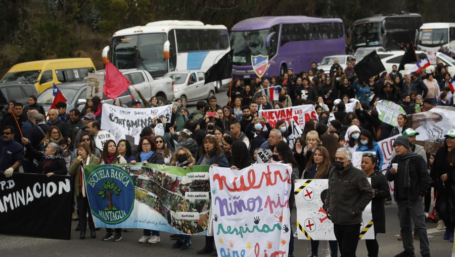 Habitantes junto a autoridades se manifestaron en ruta de acceso a Quintero por episodios de contaminación