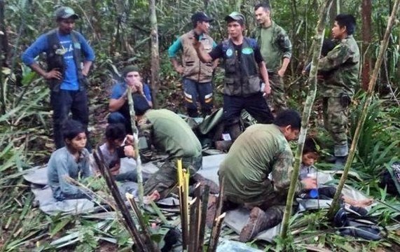 Hallan con vida en la selva colombiana a los 4 niños que desaparecieron hace 40 días tras un accidente de avión