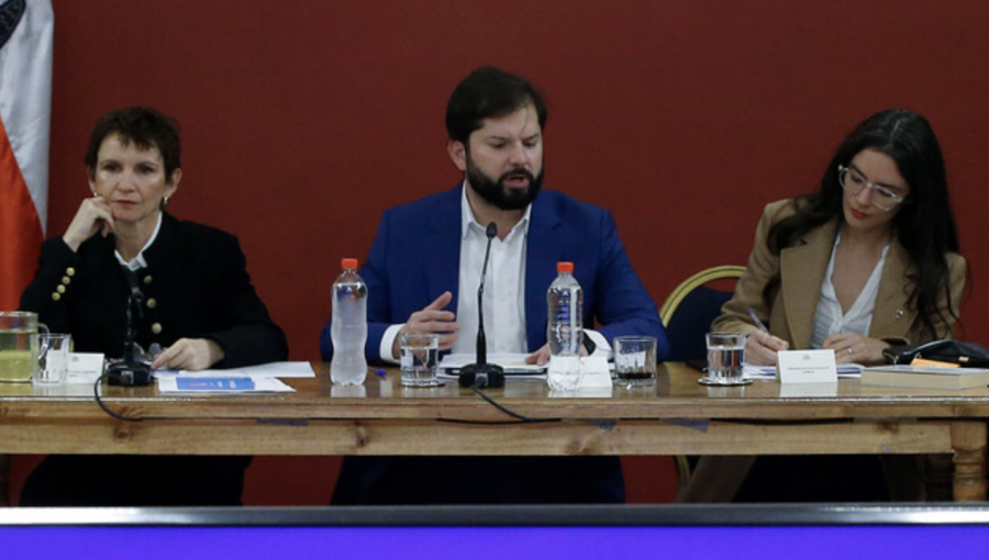 Presidente Boric llama a sus ministros a ayudar a la titular de Salud ante crisis por virus