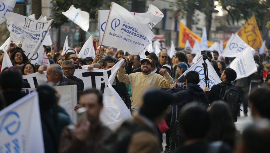 Colegio de Profesores Metropolitano anuncia "paro de advertencia" para el próximo miércoles