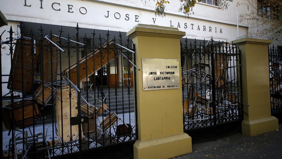 Liceo Lastarria denunció el robo de más de 100 tablets, notebooks y proyectores tras toma