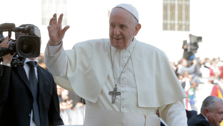 Papa Francisco se recupera de operación y rezará el ángelus en privado