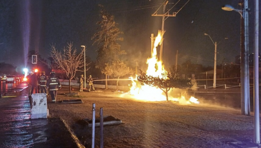 Fuga de gas subterráneo provoca incendio en avenida La Florida: Residentes fueron evacuados