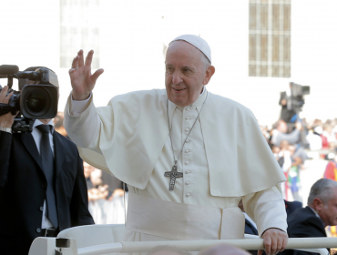 Papa Francisco se recupera de operación y rezará el ángelus en privado