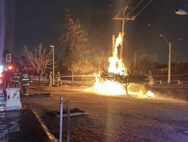 Fuga de gas subterráneo provoca incendio en avenida La Florida: Residentes fueron evacuados