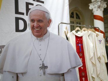 Papa inicia ejercicios de fisioterapia respiratoria y reza el ángelus en privado