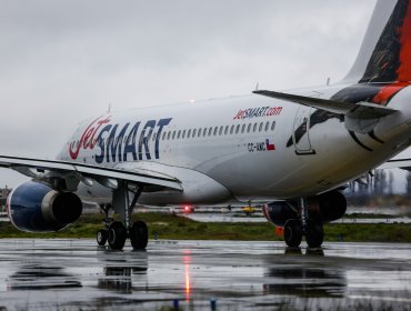 Avión no pudo despegar desde aeropuerto de Concepción por formación de escarcha en una de sus alas