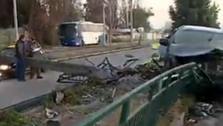 Poste de luz cayó sobre un taxi tras accidente de tránsito en La Pintana