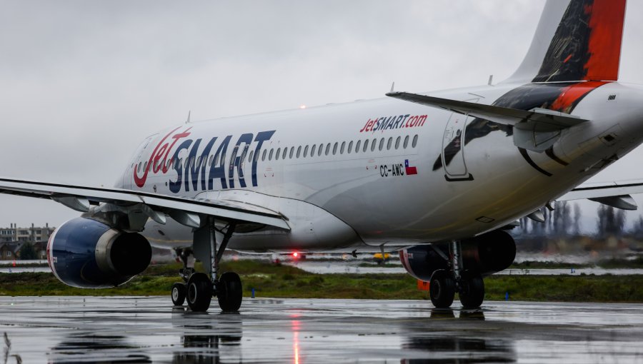 Avión no pudo despegar desde aeropuerto de Concepción por formación de escarcha en una de sus alas