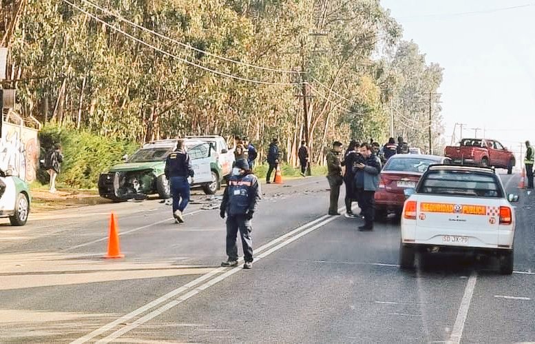 Radiopatrulla de Carabineros colisionó contra vehículo particular durante persecución de microbús en El Tabo