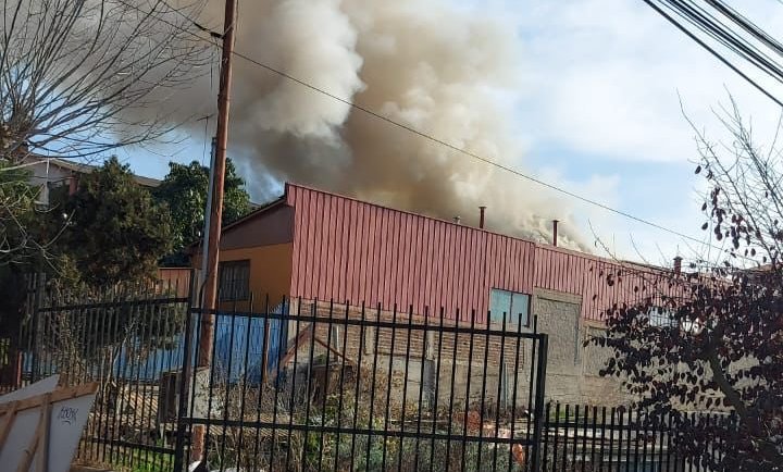 Incendio consume completamente dos viviendas en sector de Achupallas en Viña del Mar