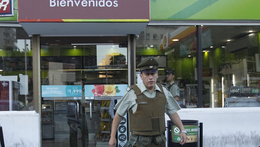 Tres delincuentes a rostro cubierto roban $300.000 desde servicentro de Valparaíso