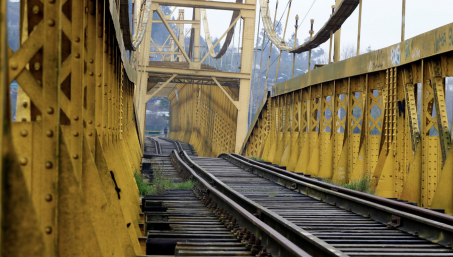 Puente ferroviario en Autopista Itata sufrió daños: vecinos informan fuerte estruendo