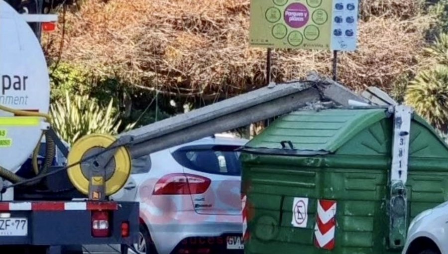 Camión derriba siete postes y un semáforo en la Av. San Martín de Viña del Mar: conductor escapó pero fue ubicado en Concón