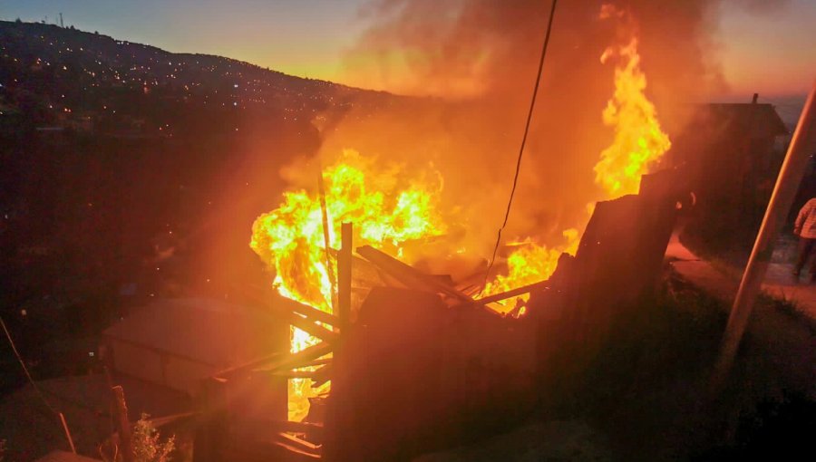 Incendio consume una vivienda del cerro La Cruz de Valparaíso: Bomberos trabajan para controlar la propagación