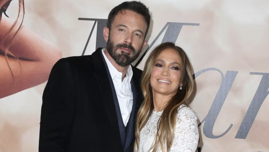 Jennifer López y Ben Affleck encantan en su paso por la alfombra roja de “The Flash”