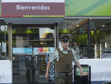 Tres delincuentes a rostro cubierto roban $300.000 desde servicentro de Valparaíso