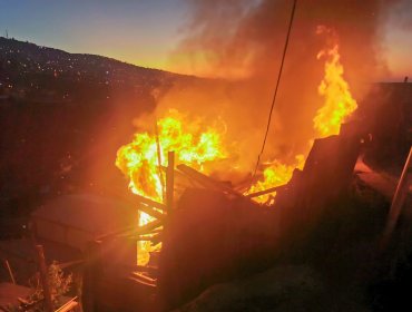 Incendio consume una vivienda del cerro La Cruz de Valparaíso: Bomberos trabajan para controlar la propagación
