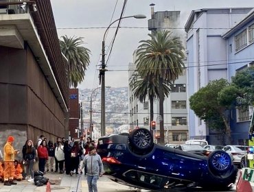 Seis lesionados y un auto volcado deja colisión de alta energía en el plan de Valparaíso