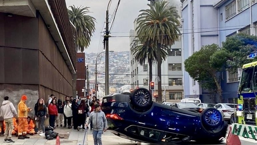 Seis lesionados y un auto volcado deja colisión de alta energía en el plan de Valparaíso