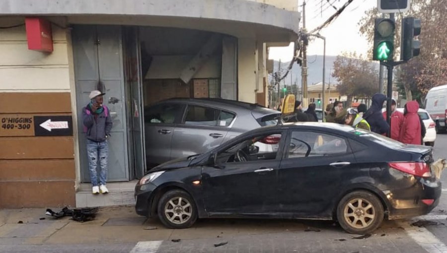 Camioneta termina incrustada en oficina de Correos de Chile tras protagonizar accidente con un taxi colectivo en Quillota