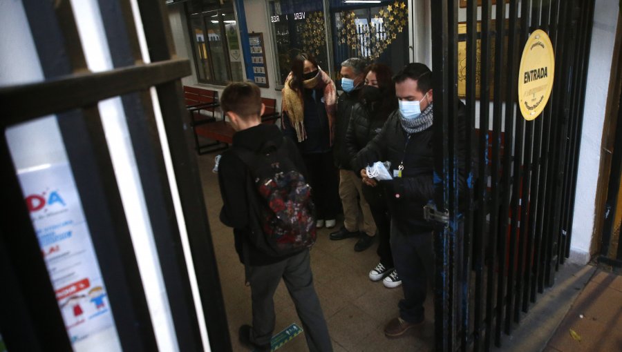 Comenzó a ser obligatorio el uso de mascarillas en establecimientos educacionales del país