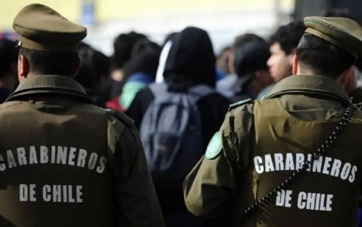 Dan de baja a dos Carabineros que entregaron armas desde cuartel de la institución en presunto "cuento del tío"