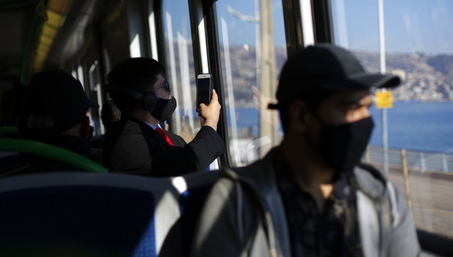 Académico y experto en virus plantea que el uso de mascarillas debería extenderse también al transporte público