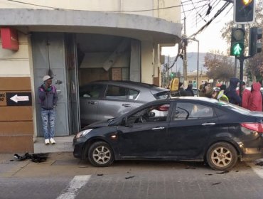 Camioneta termina incrustada en oficina de Correos de Chile tras protagonizar accidente con un taxi colectivo en Quillota