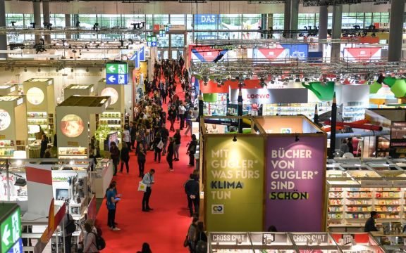 "Vergüenza nacional": Duras críticas contra decisión de Chile de marginarse como "invitado de honor" a Feria del Libro de Frankfurt