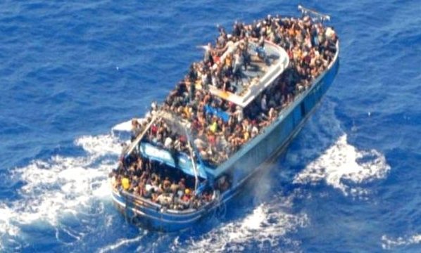 Sobrevivientes revelan que unos 100 niños iban a bordo del barco de migrantes que se hundió en Grecia