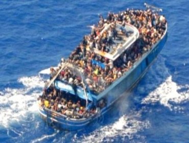Sobrevivientes revelan que unos 100 niños iban a bordo del barco de migrantes que se hundió en Grecia